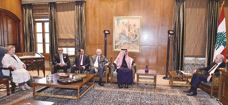 رئيس مجلس النواب نبيه بري مستقبلا سفراء وممثلي اللجنة الخماسية	 (محمود الطويل)