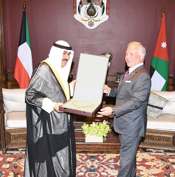  صاحب السمو الأمير الشيخ مشعل الأحمد يتسلم قلادة الحسين بن علي من العاهل الأردني الملك عبدالله الثاني