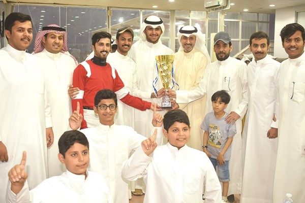 الشيخ محمد ضاري الفهد يكرم الفائز في الشوط الثالث لكأس الأنباء