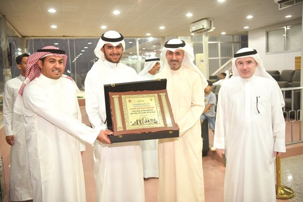 الشيخ محمد ضاري الفهد ومحمد الديحاني وعيد الوعلان يكرمان الأنباء (أحمد علي)