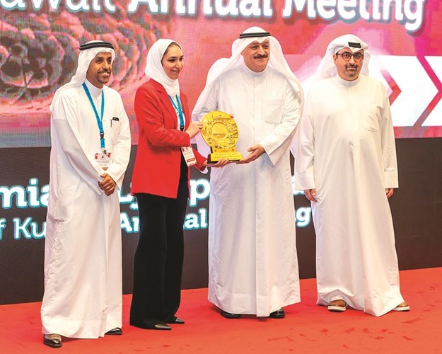تكريم وزير الصحة على هامش الملتقى