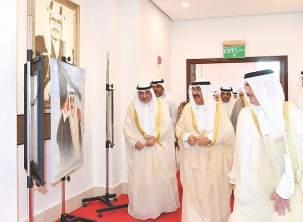 صاحب السمو الأمير يطلع على لوحة لسموه لدى وصوله إلى مقر الجامعة