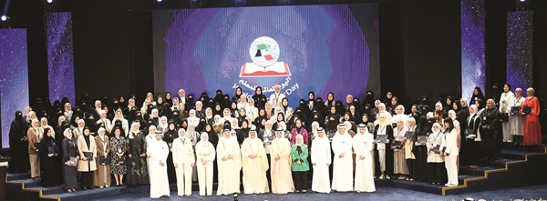 صاحب السمو الأمير الشيخ مشعل الأحمد ود.عادل العدواني ومنصور الديحاني ود.سليمان اللافي ومريم العنزي وحصة المطوع وأنوار الحمدان وم.محمد الخالدي مع عدد من المعلمات المتميزات