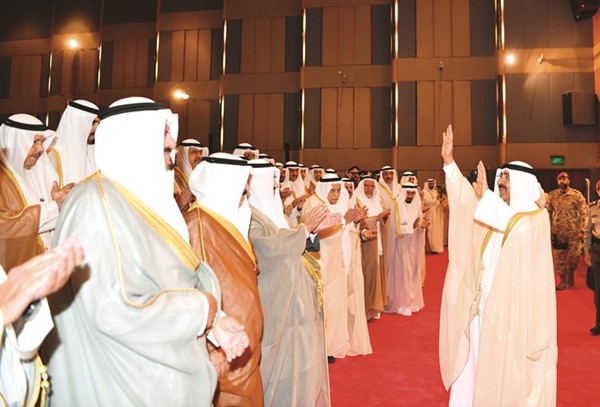 صاحب السمو الأمير الشيخ مشعل الأحمد يحيي الحضور في الحفل