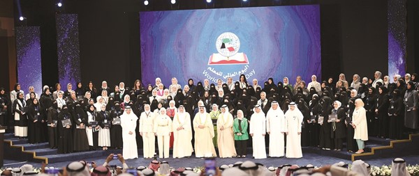 صاحب السمو الأمير الشيخ مشعل الأحمد ود.عادل العدواني ومنصور الديحاني ود.سليمان اللافي ومريم العنزي وحصة المطوع وأنوار الحمدان وم.محمد الخالدي مع مجموعة من المكرمات