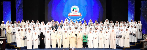 صاحب السمو الأمير الشيخ مشعل الأحمد ود.عادل العدواني ومنصور الديحاني ود.سليمان اللافي ومريم العنزي وحصة المطوع وأنوار الحمدان وم.محمد الخالدي مع مجموعة من المكرمين