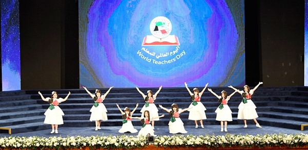 مجموعة من الطالبات يقدمن لوحة فنية ترحيبية