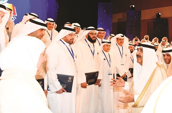 صاحب السمو الأمير الشيخ مشعل الأحمد متحدثا مع عدد من المكرمين