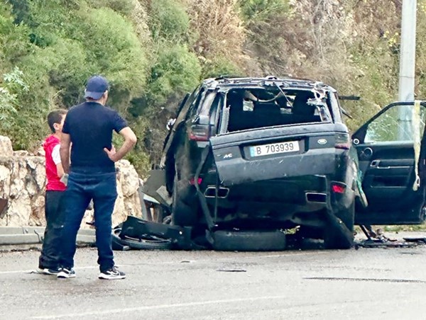 سيارة محطمة جراء حادث سير تسببت فيه العاصفة والسيول 