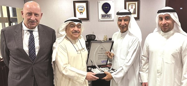 أحمد المطوع وم. منصور السعد ورائد العوضي وجريج ماين في لقطة جماعية