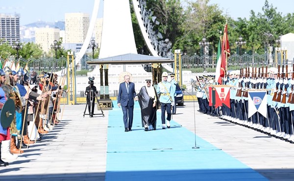 صاحب السمو والرئيس رجب طيب أردوغان يستعرضان حرس الشرف