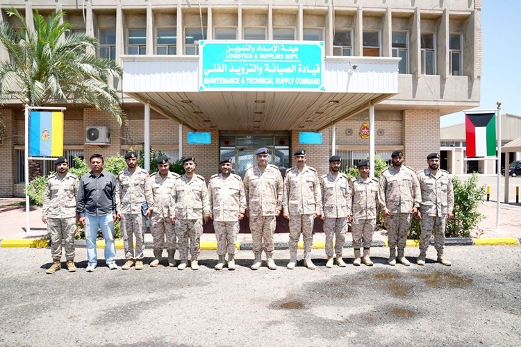 الفريق الركن طيار بندر المزين خلال الزيارة التفقدية