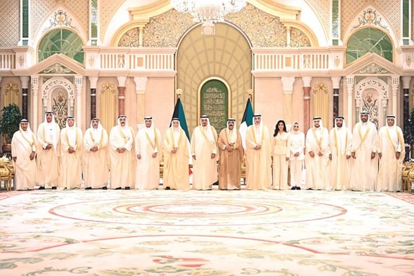  صاحب السمو الأمير الشيخ مشعل الأحمد متوسطا سمو الشيخ أحمد العبدالله رئيس مجلس الوزراء والنائب الأول الشيخ فهد اليوسف وأعضاء الحكومة الجديدة
