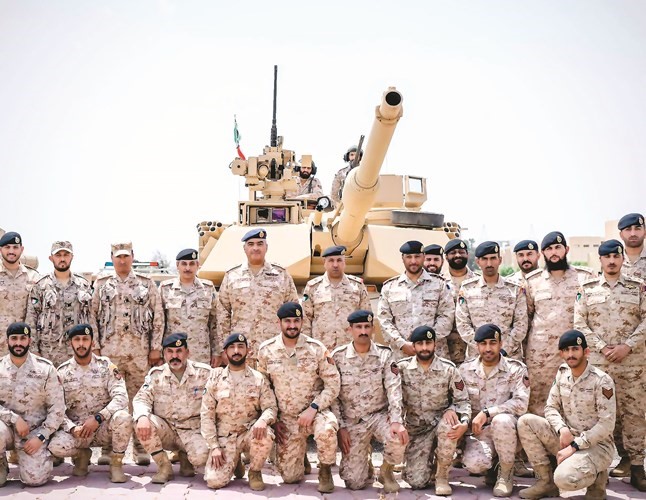 الفريق الركن طيار بندر المزين واللواء الركن جابر جابر والعميد الركن عبدالله سليمان وعدد من ضباط اللواء