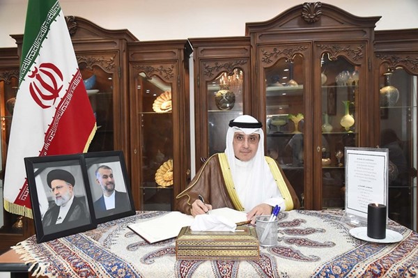 الشيخ د.أحمد الناصر يسجل كلمة في سجل التعازي