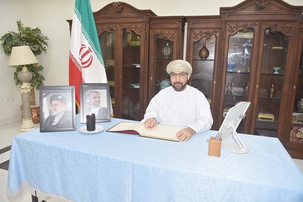 السفير العماني د.صالح الخروصي يسجل كلمة في سجل التعازي