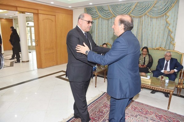 السفير العراقي المنهل الصافي معزيا السفير الايراني