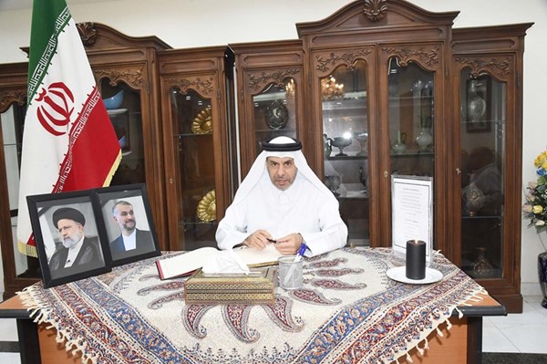 السفير القطري علي بن عبدالله آل محمود يسجل كلمة في سجل التعازي