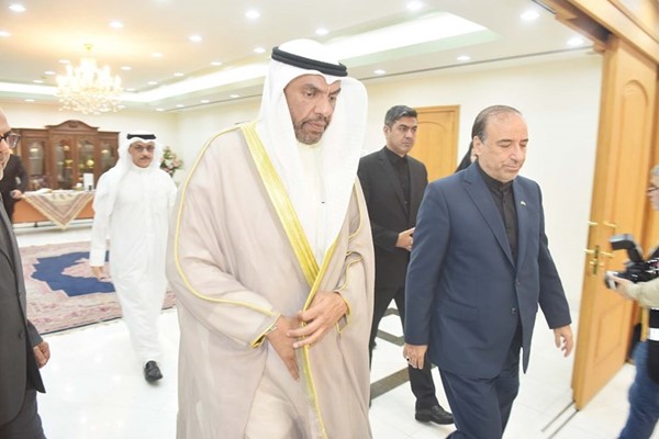 الوزير عبدالله اليحيا خلال تقديم واجب العزاء	(أحمد علي)