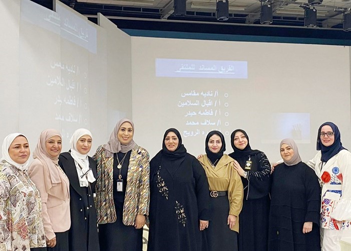 لقطة تذكارية لعدد من المشاركات بالملتقى
