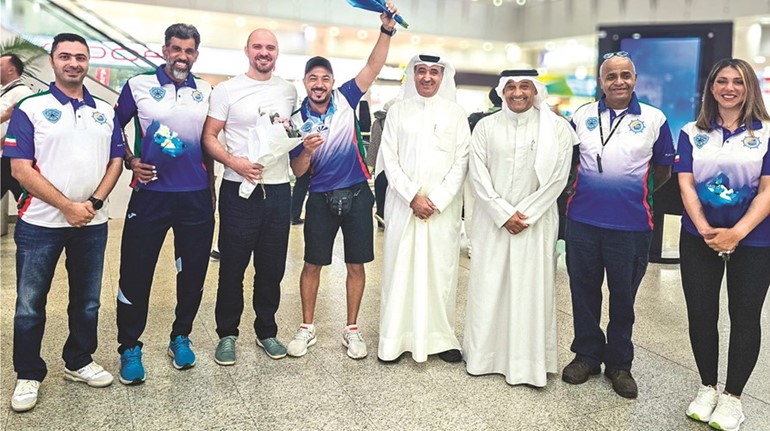 خالد الفودري وعلي الشمالي يتوسطان منتخب الغوص