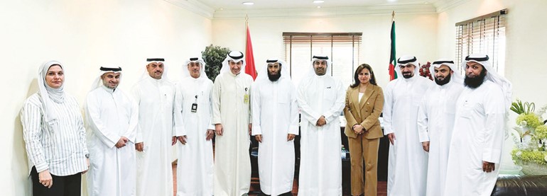 فهد العبدالجادر وم.منيرة الأمير وم.إسماعيل بهبهاني خلال زيارتهم إلى بلدية العاصمة وبحضور م.ثامر المطيري وم.محمد المطيري وم.عبدالله العجمي وم.فيصل العتيبي وم.نزار العواد