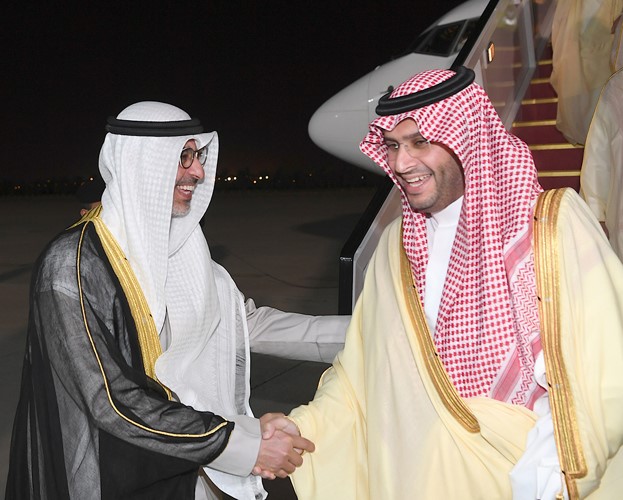 صاحب السمو الملكي الأمير تركي بن محمد آل سعود مصافحا الشيخ محمد العبدالله