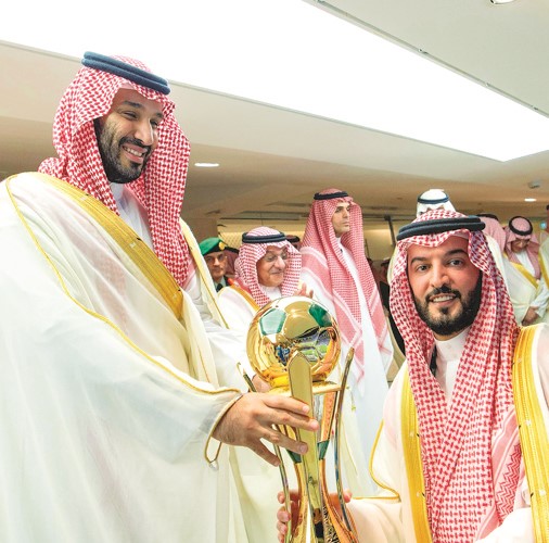 صاحب السمو الملكي الأمير محمد بن سلمان ولي العهد رئيس مجلس الوزراء السعودي يسلم كأس خادم الحرمين الشريفين إلى رئيس نادي الهلال فهد بن نافل