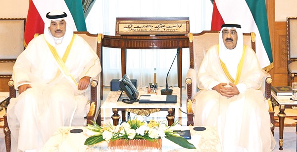 صاحب السمو الأمير الشيخ مشعل الأحمد خلال استقباله سمو ولي العهد الشيخ صباح الخالد