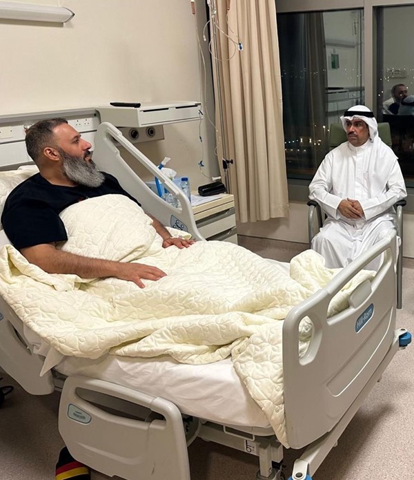 رئيس قوة الإطفاء العام يزور العميد محمد بوحيمد بمستشفى جابر الأحمد