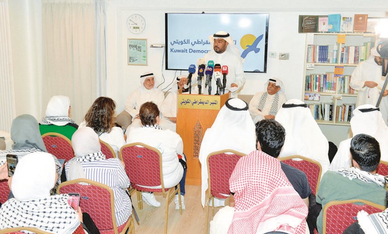 مبارك النجادة متحدثا خلال الندوة