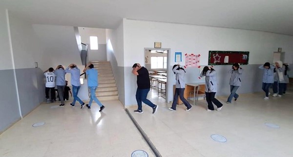 تدريب على مناورة للإخلاء في ثانوية البازورية الرسمية في جنوب لبنان (محمود الطويل)