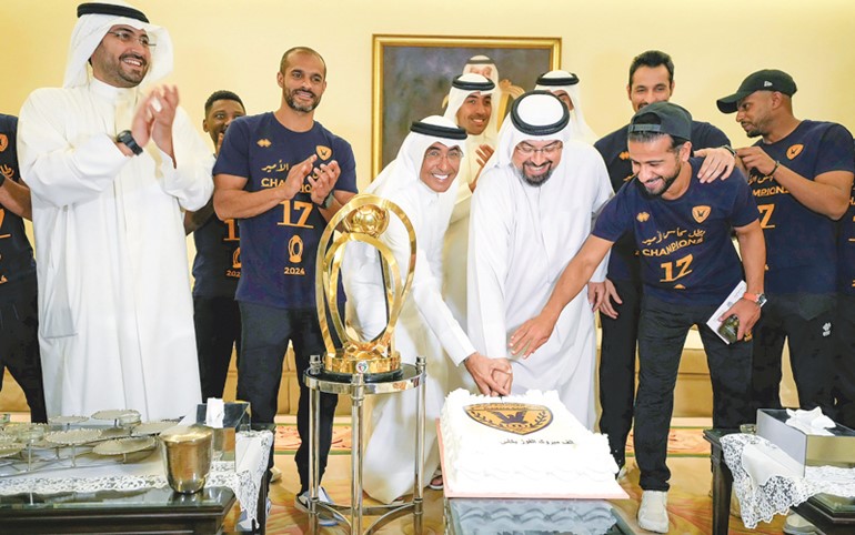 الشيخ د.طلال الفهد وفواز الحساوي والشيخ فهد طلال الفهد مع اللاعبين خلال الحفل