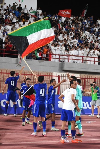 لاعبو منتخبنا الوطني يحتفلون مع الجماهير عقب التأهل