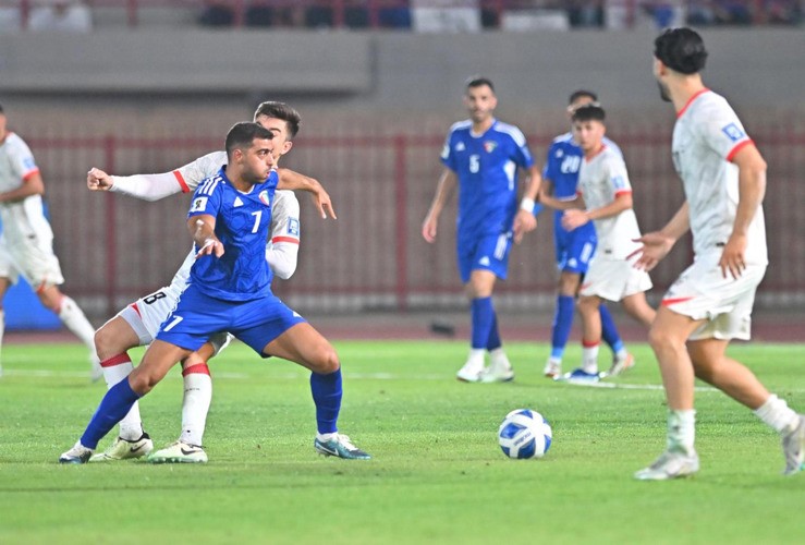 بدر طارق محاصرا من لاعبي المنتخب الأفغاني