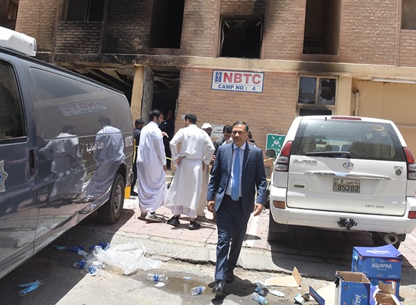  السفير الهندي د. أدارش سويكا لدى تفقده موقع الحادث