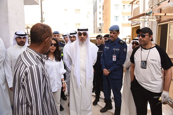 وزير الداخلية: أوامر أميرية بتجهيز طائرات لنقل جثامين المتوفين وصرف مبلغ مالي لكل أسرة