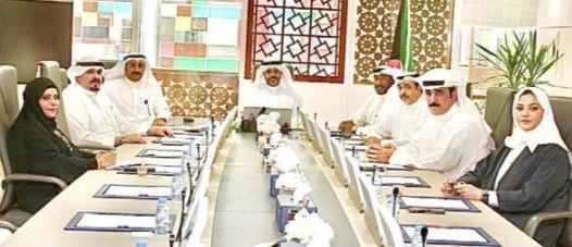  د.خالد العجمي ويحيى الدوسري وأعضاء لجنة المطالب العمالية خلال الاجتماع