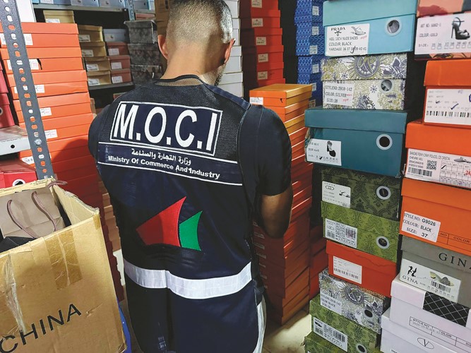 «التجارة» تضبط أكثر من 623 ألف قطعة مقلّدة من ماركات عالمية قيمتها تفوق الـ 10 ملايين دينار
