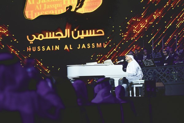 الجسمي يعزف على البيانو