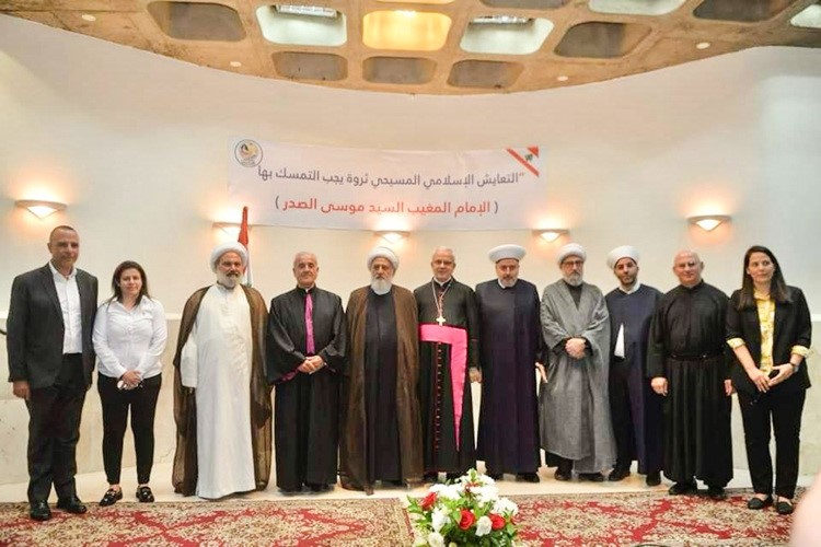 نائب رئيس المجلس الإسلامي الشيعي الأعلى الشيخ علي الخطيب وراعي أبرشية صيدا المارونية المطران مارون العمار في لقاء روحي وسياسي في قاعة كنيسة مار جرجس (محمود الطويل)