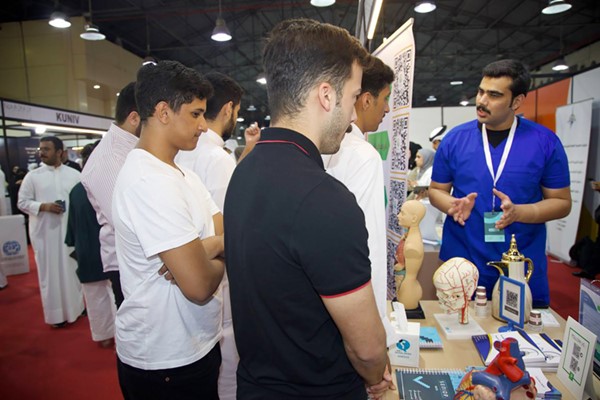 تعريف الطلبة بالتخصصات المتاحة