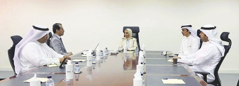 الوزيرة د. أمثال الحويلة خلال اجتماعها مع مسؤولي الوكالة الكويتية لمكافحة المنشطات