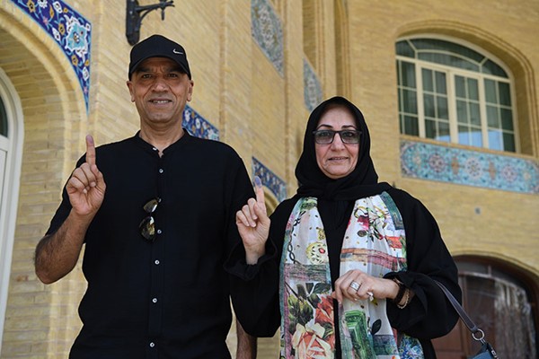 أبناء الجالية الإيرانية يدلون بأصواتهم خلال جولة الإعادة في الانتخابات الرئاسية