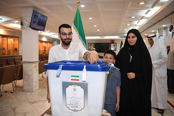 أبناء الجالية الإيرانية يدلون بأصواتهم خلال جولة الإعادة في الانتخابات الرئاسية