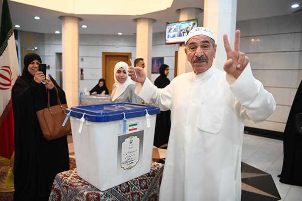 أبناء الجالية الإيرانية يدلون بأصواتهم خلال جولة الإعادة في الانتخابات الرئاسية