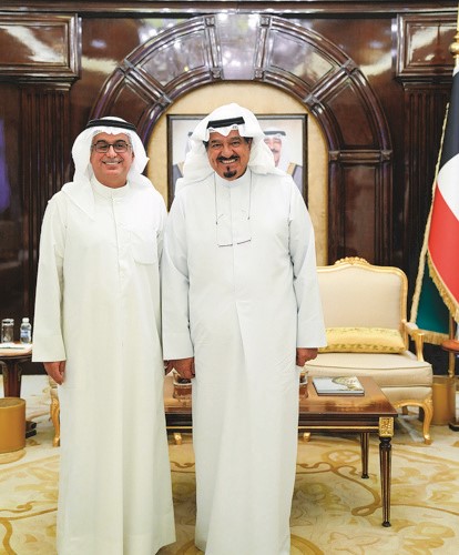 سمو رئيس الوزراء مع طلال بهبهاني رئيس مجلس الإدارة في البنك الأهلي الكويتي