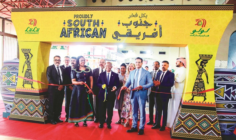 جانب من قص شريط افتتاح المهرجان