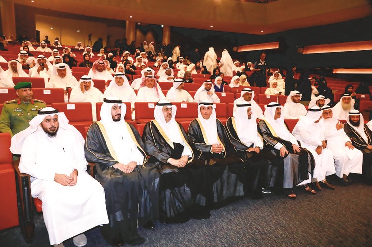 د. محمد الوسمي متوسطا علي الأصفر وحمد الحبشي وناصر الحمد ود.ماجد العازمي ود.عبدالمحسن الخرافي وم. بدر العتيبي