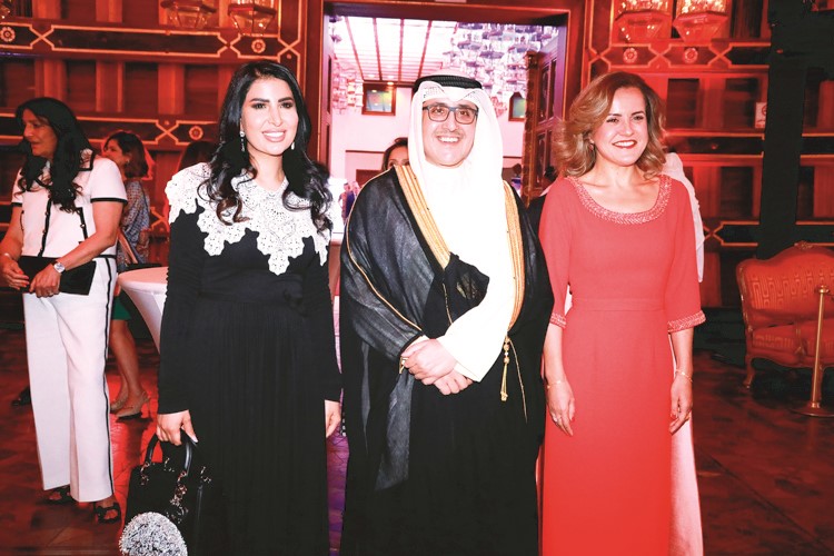 الشيخ د.أحمد الناصر متوسطا السفيرة الفرنسية ود.بشاير الماجد